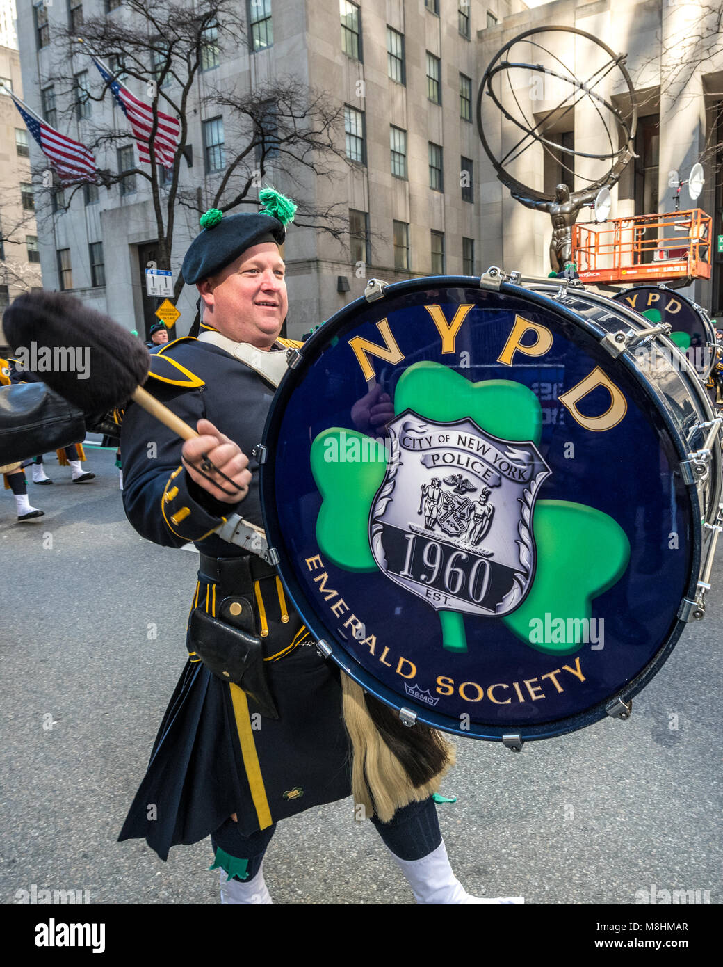 New York, Stati Uniti d'America, 17 Mar 2018. I membri della società di smeraldo della New York Dipartimento di Polizia nel tradizionale sfilata di uniformi attraverso della Quinta Avenue in New York durante il 2018 per il giorno di San Patrizio Parade. Foto di Enrique Shore/Alamy Live News Foto Stock