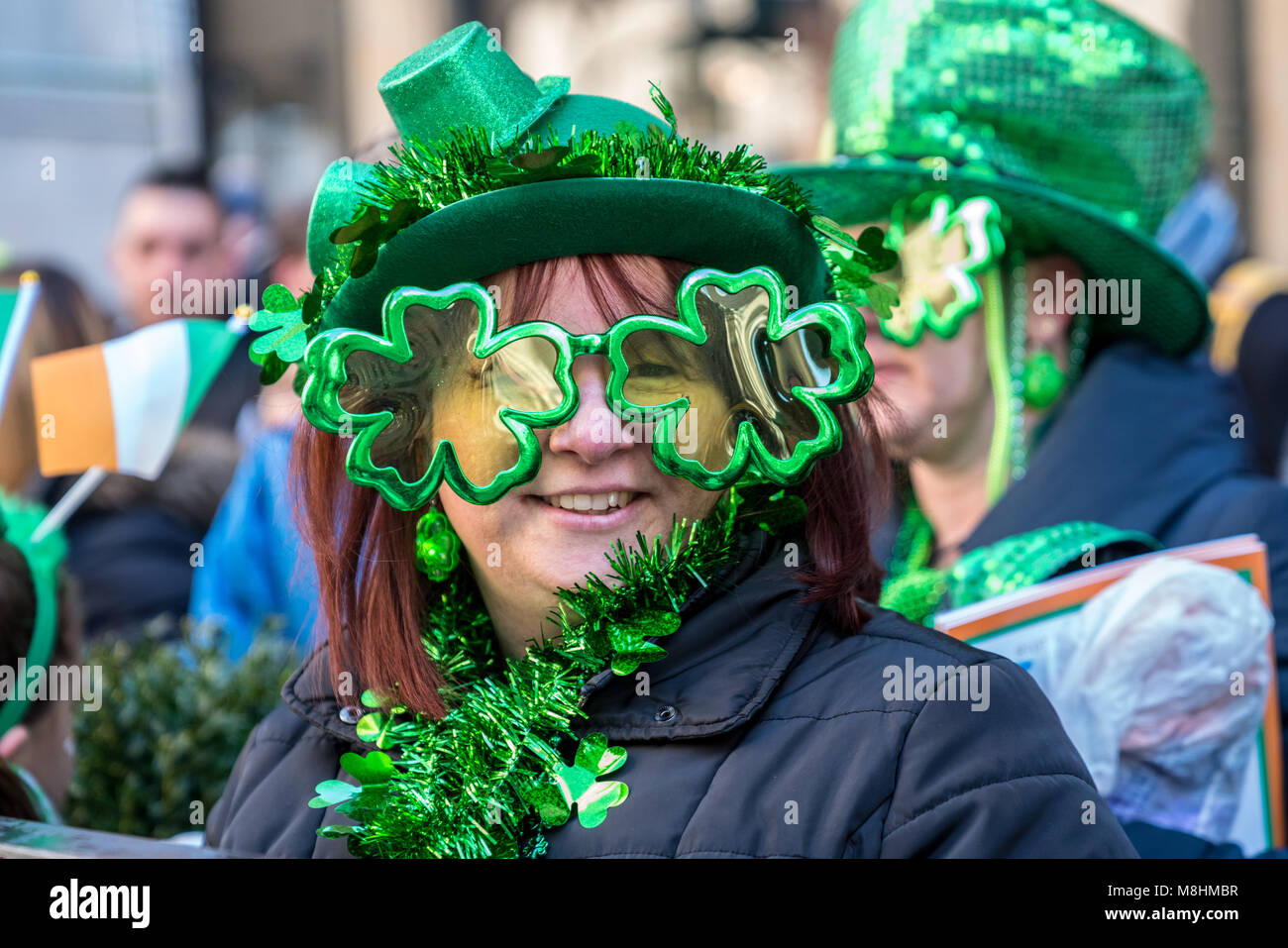 New York, Stati Uniti d'America, 17 Mar 2018. Persone indossano verde e riferimenti irlandese come guardare la tradizionale festa di San Patrizio Parade di New York della Quinta Avenue. Foto di Enrique Shore/Alamy Live News Foto Stock