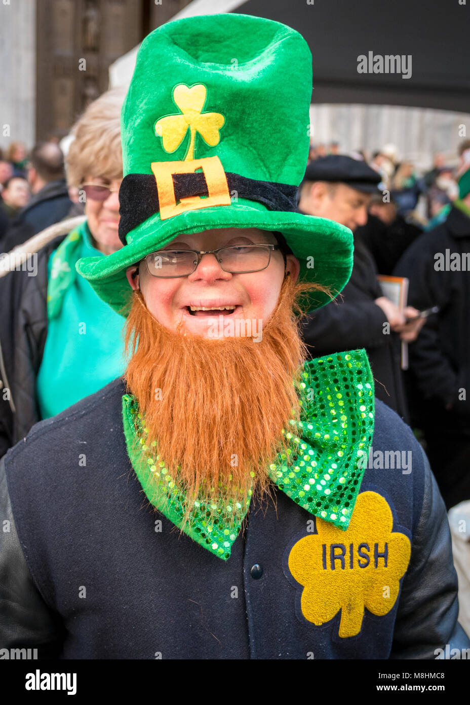 New York, Stati Uniti d'America, 17 Mar 2018. Persone indossano verde come si guarda la tradizionale festa di San Patrizio Parade di New York della Quinta Avenue. Foto di Enrique Shore/Alamy Live News Foto Stock