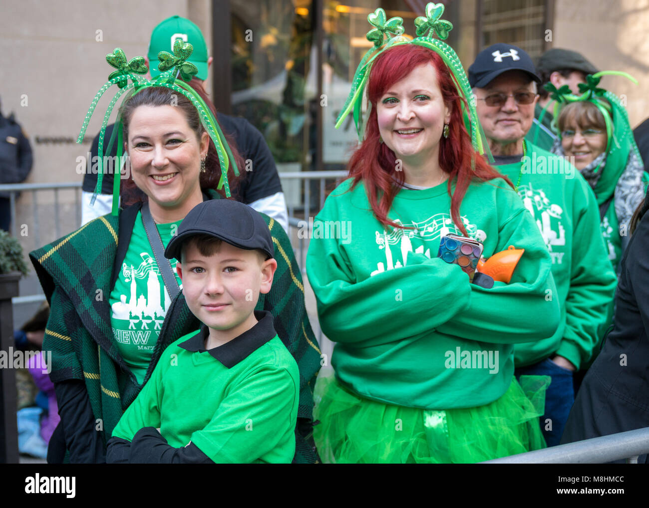 New York, Stati Uniti d'America, 17 Mar 2018. Persone indossano verde come  si guarda la tradizionale festa di San Patrizio Parade di New York della  Quinta Avenue. Foto di Enrique Shore/Alamy Live