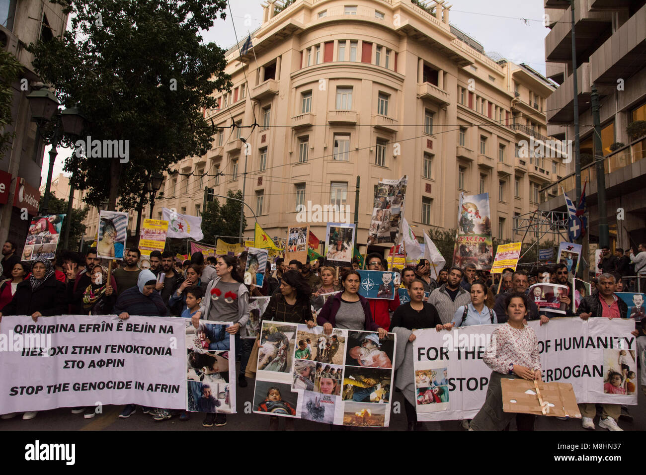 Curdi tenere cartelloni raffiguranti le atrocità takingplace in Afrin e gridare slogan contro Putin e Erdogan. Di sinistra, anti-razzista e le organizzazioni per i diritti umani in scena un rally in occasione dell'azione europea settimana contro il razzismo e la Giornata Internazionale per l Eliminazione della Discriminazione Razziale a dimostrare contro il razzismo e il fascismo e Unione europea politiche di migrazione. © Nikolas Georgiou / Alamy Live News Foto Stock