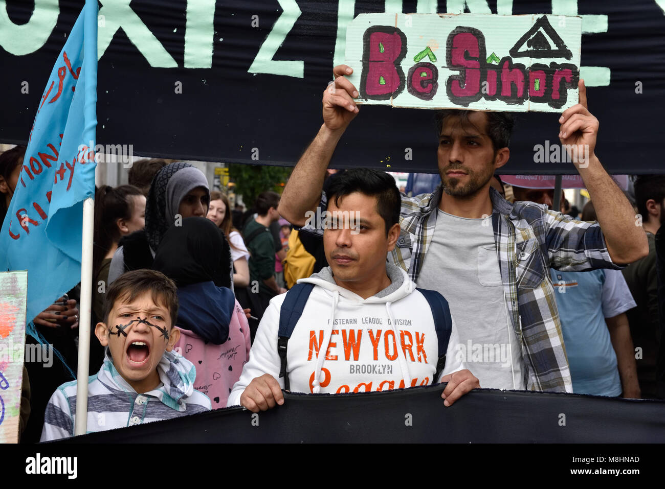 Atene, Grecia, 17 marzo, 2018. I rifugiati prendere parte alla manifestazione per la Giornata internazionale contro il razzismo impegnative frontiere aperte a Atene, Grecia. Credito: Nicolas Koutsokostas/Alamy Live News. Foto Stock