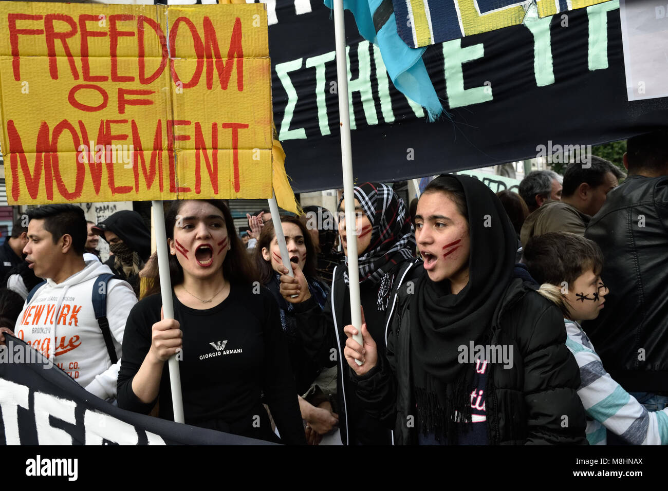 Atene, Grecia, 17 marzo, 2018. I rifugiati chant slogan impegnative frontiere aperte durante la manifestazione per la Giornata internazionale contro il razzismo in Atene, Grecia. Credito: Nicolas Koutsokostas/Alamy Live News. Foto Stock