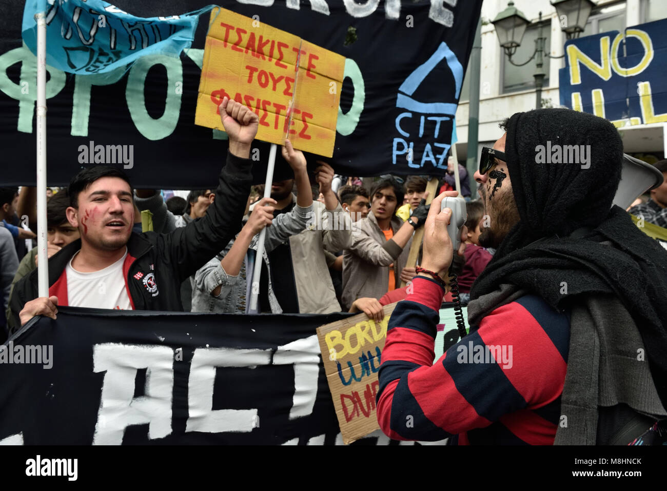 Atene, Grecia, 17 marzo, 2018. I rifugiati marzo cantando slogan per i confini aperti durante la manifestazione per la Giornata internazionale contro il razzismo in Atene, Grecia. Credito: Nicolas Koutsokostas/Alamy Live News. Foto Stock