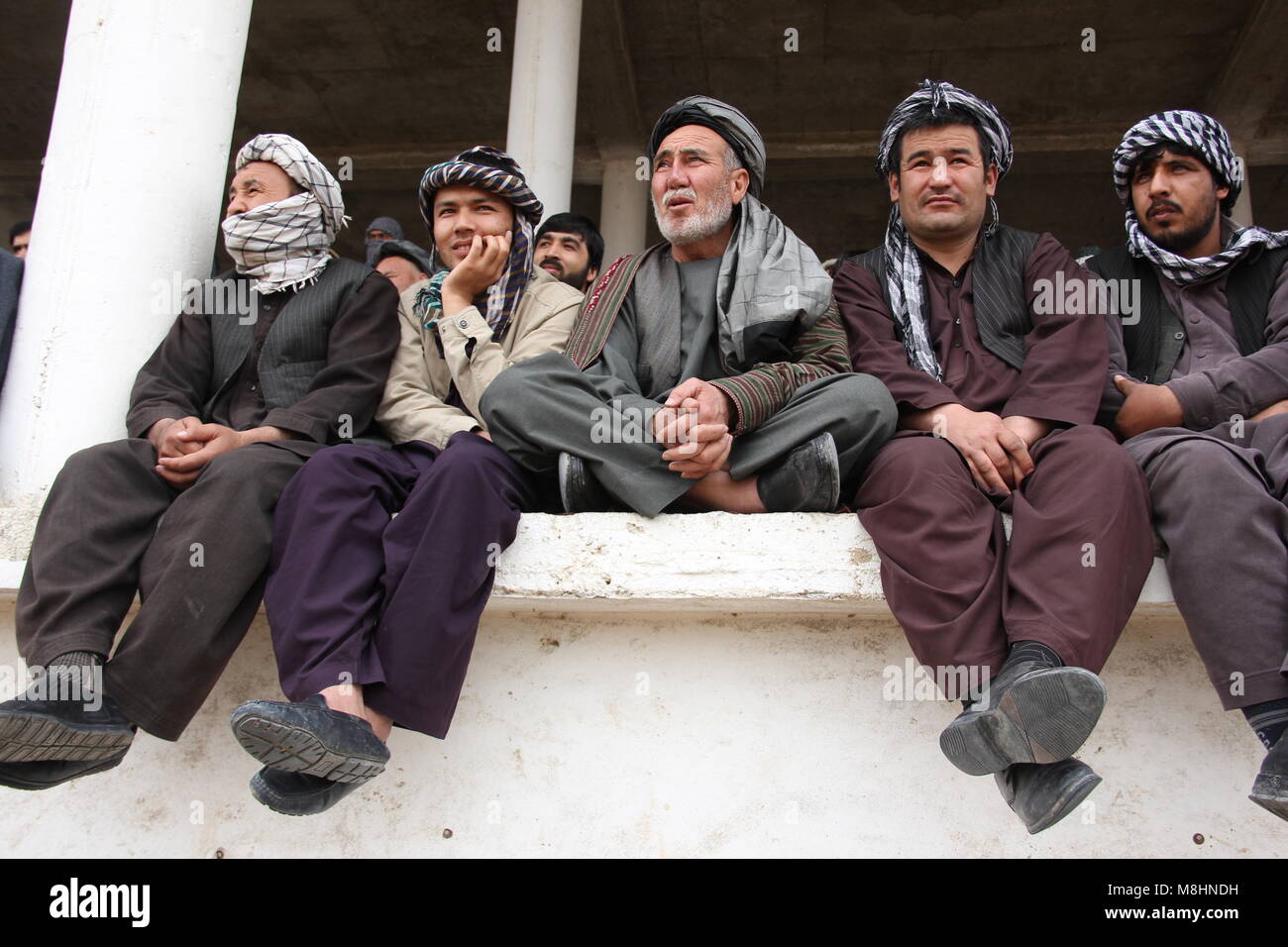 23 febbraio 2018, l'Afghanistan, a Mazar-i-Sharif: spettatori sedere in tribuna a guardare il Buzkashi torneo. Buzkashi letteralmente significa "tirando capra e è un tipo arcaico di polo utilizzando una capra decapitato o vitello come un match ball. Foto: Christine-Felice Röhrs/dpa Foto Stock