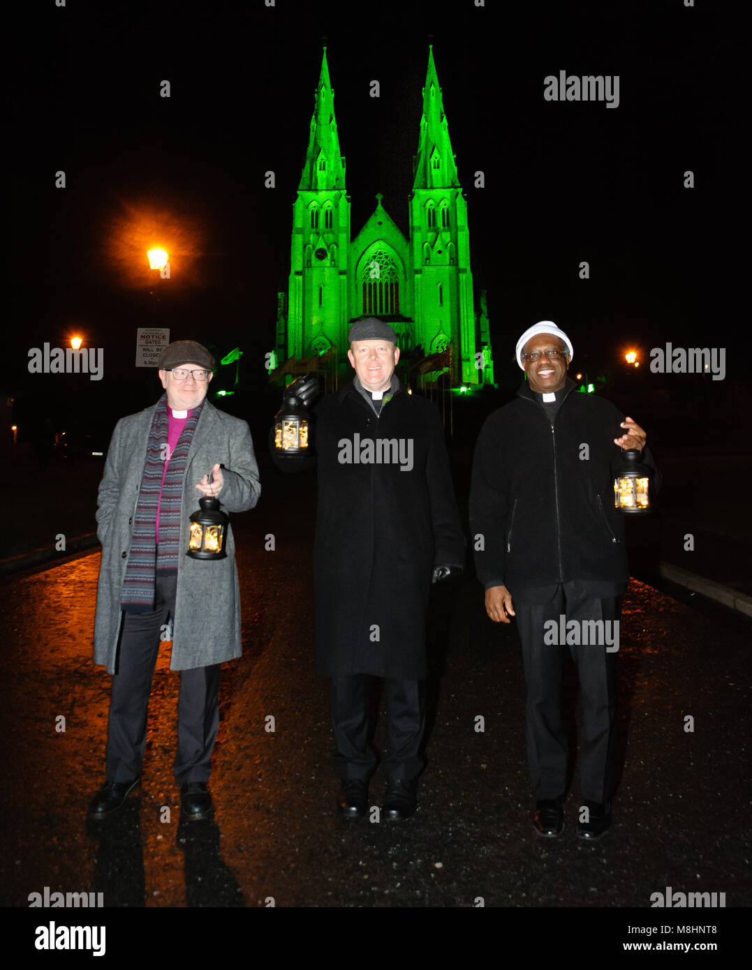 Armagh, Irlanda, 17 Mar 2018. Da sinistra: arcivescovo Richard Clarke; l Arcivescovo di Eamon Martin e arcivescovo di Jude Thaddeus Okolo, Nunzio Papale portare la pace a piedi parte della St Patricks Veglia nella Cattedrale di St Patrick Credito: Liam McArdle/Alamy Live News Foto Stock