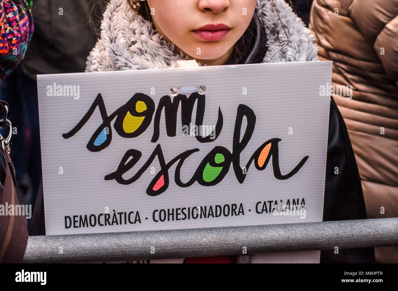 Barcellona, in Catalogna, Spagna. Xvii Mar, 2018. È una ragazza visto che mostra il segno di chiamata per la difesa dell'istruzione in lingua catalana.Migliaia di protester ha preso la strada di Barcellona in una dimostrazione intitolato " Il democratico e scuola coesivo non è paura", organizzata dal catalano gruppi educativi 'SOM ESCOLA' (ci sono la scuola per difendere l'apprendimento della lingua catalana nelle scuole. Credito: Paco Freire SOPA/images/ZUMA filo/Alamy Live News Foto Stock