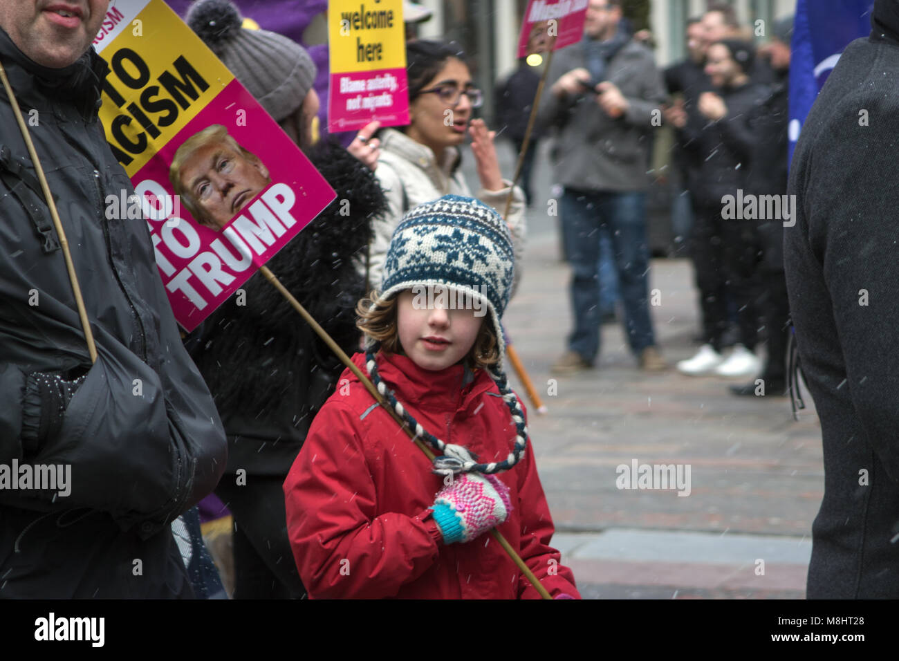 Glasgow, Scotland, Regno Unito. Il 17 marzo 2018. Un marzo contro il razzismo ha avuto luogo a Glasgow, con manifestanti a piedi attraverso il centro della città a George Square. I manifestanti hanno protestato contro il continuo aumento del razzismo, l'odio di criminalità, l'antisemitismo e l'islamofobia e l'aumento di estrema destra in tutto il mondo. Il mese di marzo è stato organizzato dalla coalizione, Stand fino al razzismo, il quale è supportato da enti di beneficenza, dei sindacati e degli altri ed ha coinvolto migliaia di partecipanti. Simile marche ha avuto luogo a Londra, Cardiff, e nelle città di tutta Europa. Iain McGuinness / Alamy Live News Foto Stock