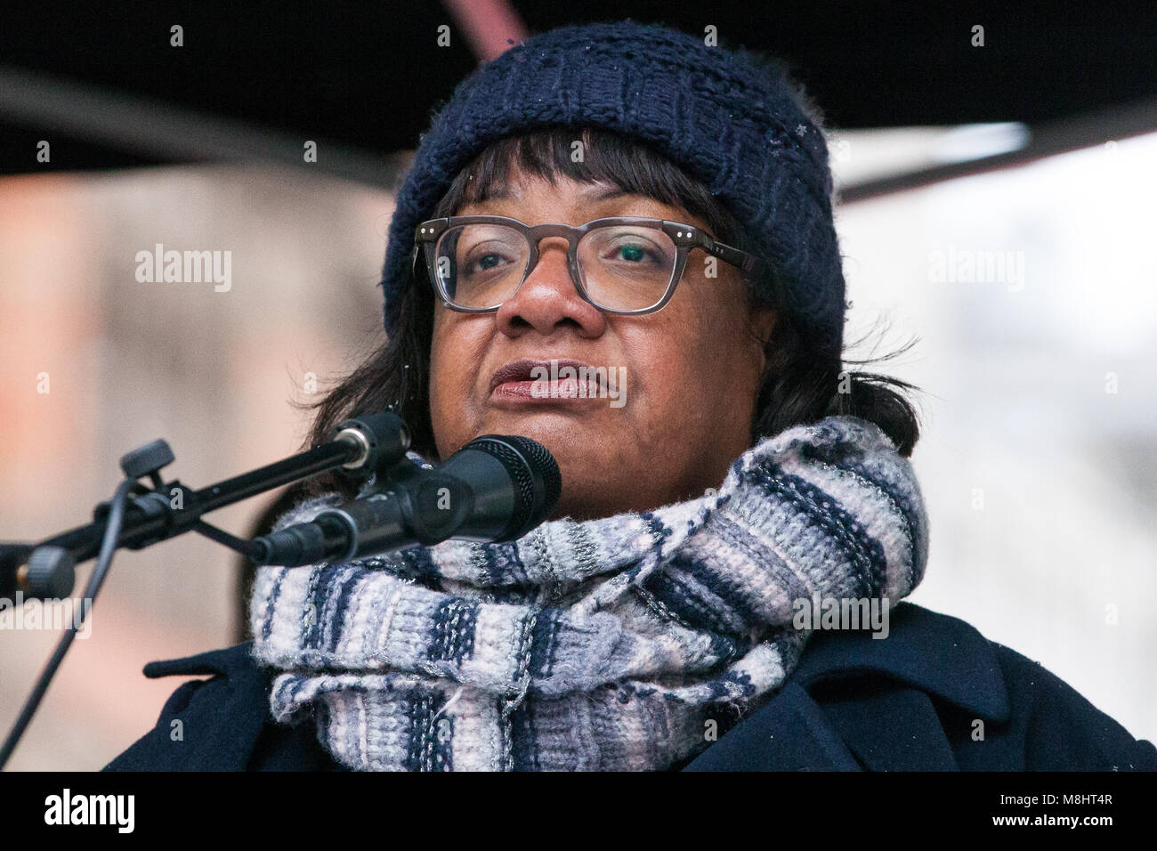 Londra, Regno Unito. Il 17 marzo 2018. Diane Abbott, manodopera MP per Hackney Nord e Stoke Newington, indirizzi del marzo contro il razzismo. Il marzo contro il razzismo è organizzato da Stand fino al razzismo per chiedere al governo di emanare le duplicazioni emendamento, che le impone di agire "il più presto possibile' per riposizionare e il sostegno di bambini non accompagnati bambini rifugiati in Europa e per assistere coloro che fuggono dalla guerra e dalla persecuzione. Credito: Mark Kerrison/Alamy Live News Foto Stock