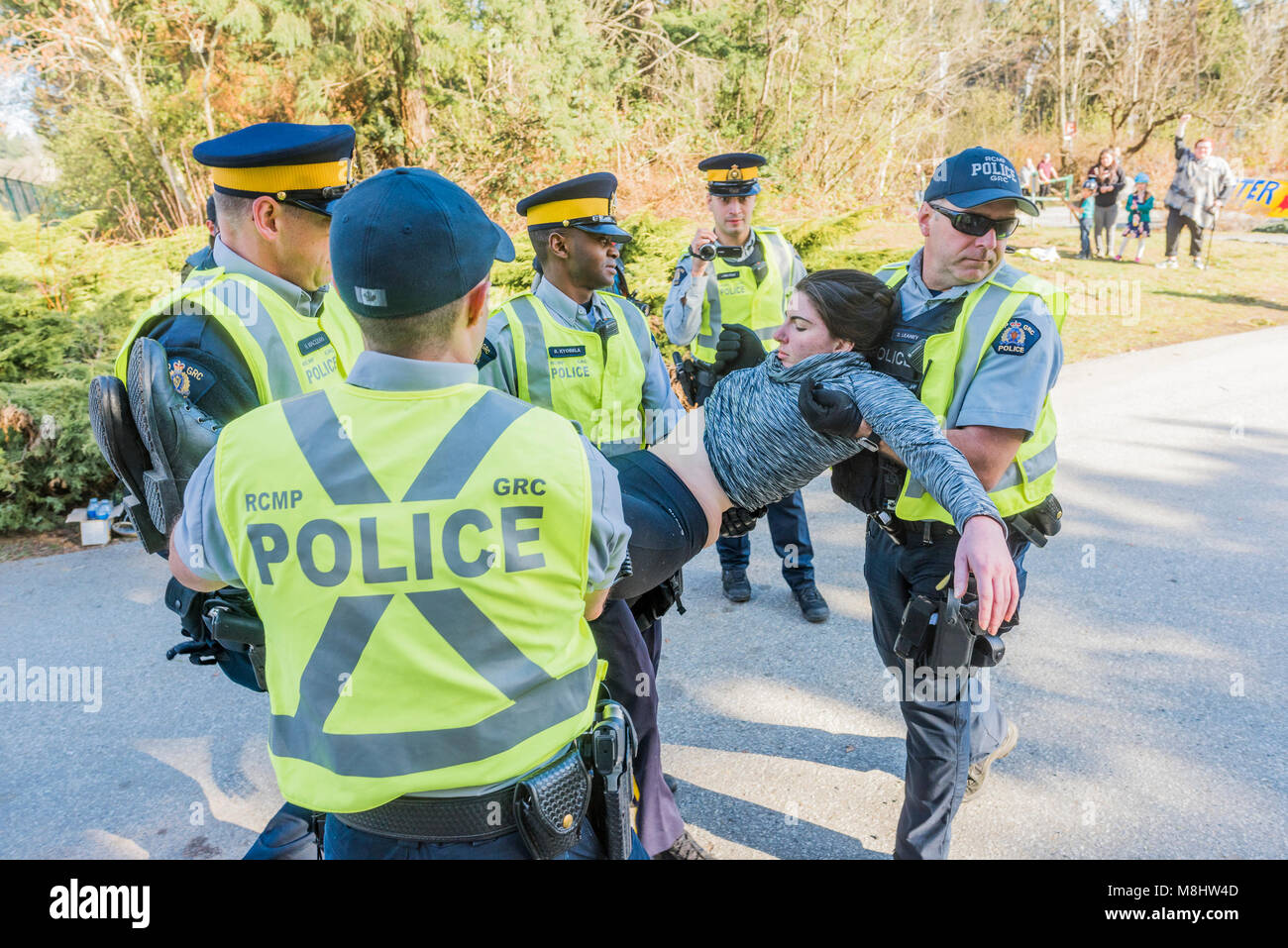 Anti manifestante Pipeline arrestato in ingresso al Kinder Morgan terminale di pipeline, Burnaby, British Columbia, Canada. Credito: Michael Wheatley/Alamy Live News Foto Stock