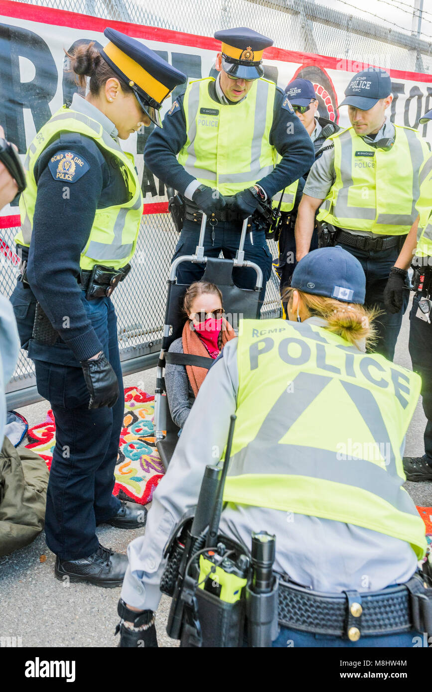 Anti manifestante Pipeline arrestato in ingresso al Kinder Morgan terminale di pipeline, Burnaby, British Columbia, Canada. Credito: Michael Wheatley/Alamy Live News Foto Stock