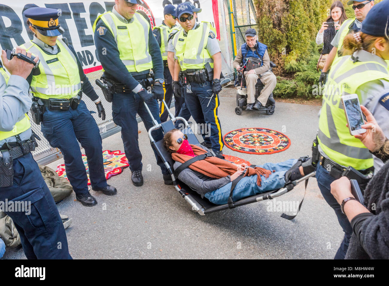 Anti manifestante Pipeline arrestato in ingresso al Kinder Morgan terminale di pipeline, Burnaby, British Columbia, Canada. Credito: Michael Wheatley/Alamy Live News Foto Stock