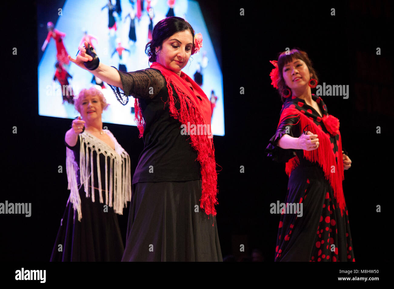 Spostarlo 2018. Barraca Flamenco eseguire sul palco principale. Spostare, il paese del più grande evento di danza, avviene a ExCeL di Londra, Regno Unito. Esecuzione di XVI - XVIII Marzo 2018, l'evento è il disegno a grandi folle di appassionati di danza e gli studenti, con stand commerciali, workshop, vetrine, e spettacoli mozzafiato dal leader performing arts accademie e gruppi di ballo di prendere posto sul palco principale nel corso di ogni giorno. Il 17 marzo 2018. Credito: Antony ortica/Alamy Live News Foto Stock