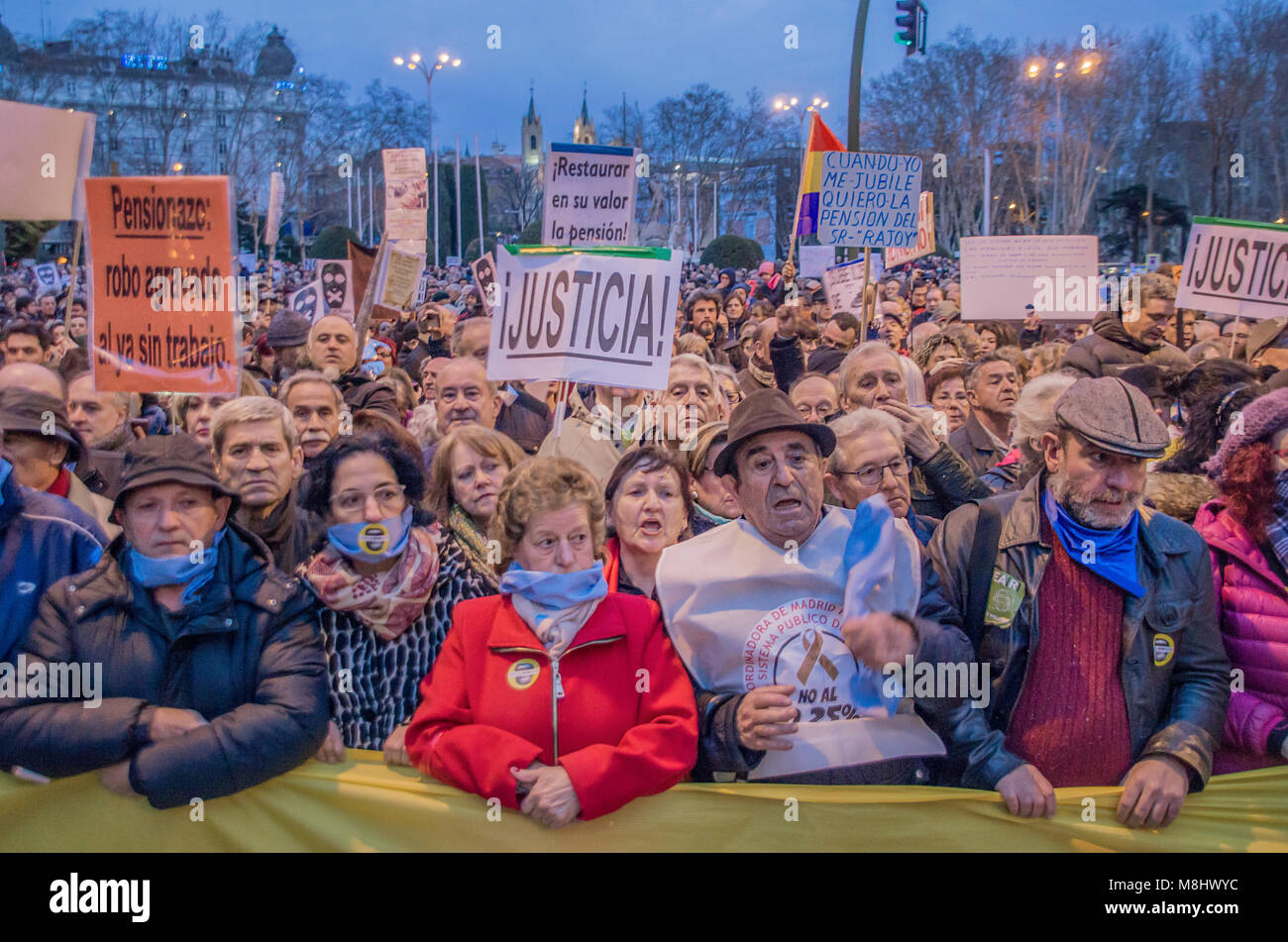 Madrid, Spagna. Il 17 marzo 2018. Migliaia di pensionists ha preso le strade di Madrid per protestare contro i tagli alle pensioni. Credito: Lora Grigorova/Alamy Live News Foto Stock