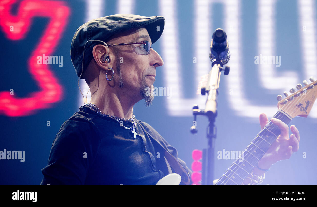 Gijon, Spagna. Il 17 marzo 2018. Fito Cabrales, cantante spagnolo di rock band, Fito y Fitipaldis, canta durante il suo concerto presso il Centro Sportivo in Marzo 17, 2018 a Gijon, Asturias, Spagna. Questo concerto prendere parte del tour del XX anniversario. ©David Gato/Alamy Live News Foto Stock