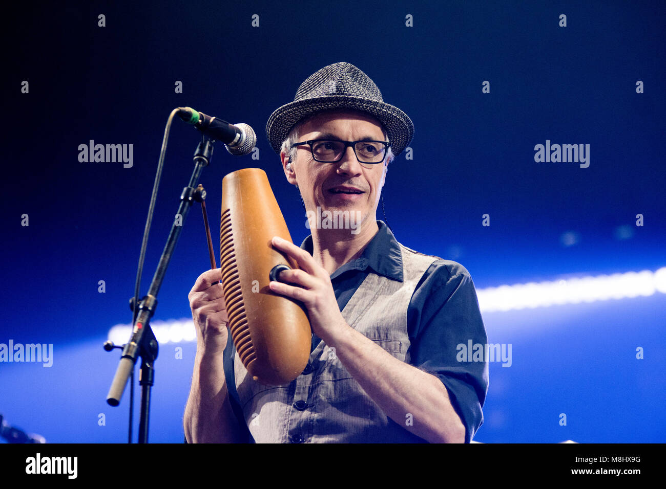 Gijon, Spagna. Il 17 marzo 2018. Javier Alzoa, membro spagnolo del rock band, Fito y Fitipaldis, durante il suo concerto presso il Centro Sportivo in Marzo 17, 2018 a Gijon, Asturias, Spagna. Questo concerto prendere parte del tour del XX anniversario. ©David Gato/Alamy Live News Foto Stock