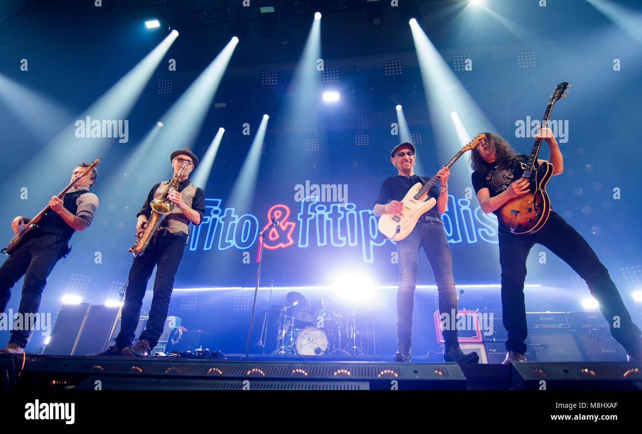 Gijon, Spagna. Il 17 marzo 2018. Fito spagnolo rock band, Fito y Fitipaldis, durante il suo concerto presso il Centro Sportivo in Marzo 17, 2018 a Gijon, Asturias, Spagna. Questo concerto prendere parte del tour del XX anniversario. ©David Gato/Alamy Live News Foto Stock