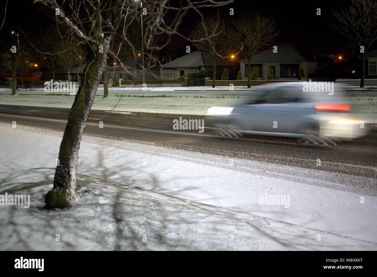 Glasgow, Scotland, Regno Unito 18 marzo/ UK Meteo: A82 mini bestia da est o "wee bestia da est" infine realizzato in ad ovest del paese come la neve è scesa a Glasgow quando la temperatura è scesa per tutta la notte. Gerard Ferry/Alamy news Foto Stock