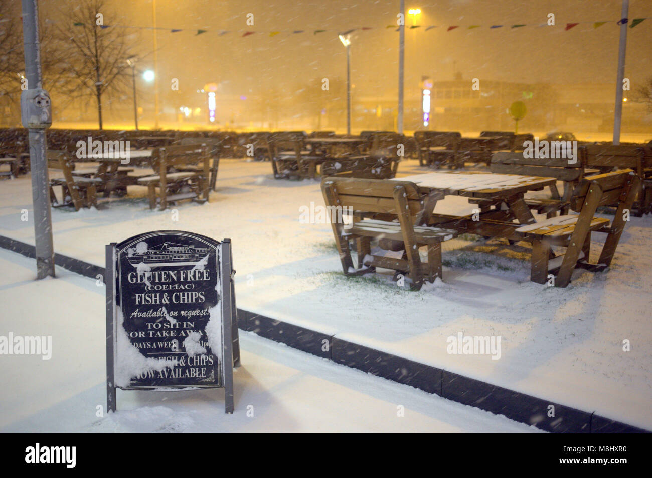 Glasgow, Scotland, Regno Unito 18 marzo/ UK Meteo: mini bestia da est o "wee bestia da est" infine realizzato in ad ovest del paese come la neve è scesa a Glasgow quando la temperatura è scesa per tutta la notte. Gerard Ferry/Alamy news Foto Stock