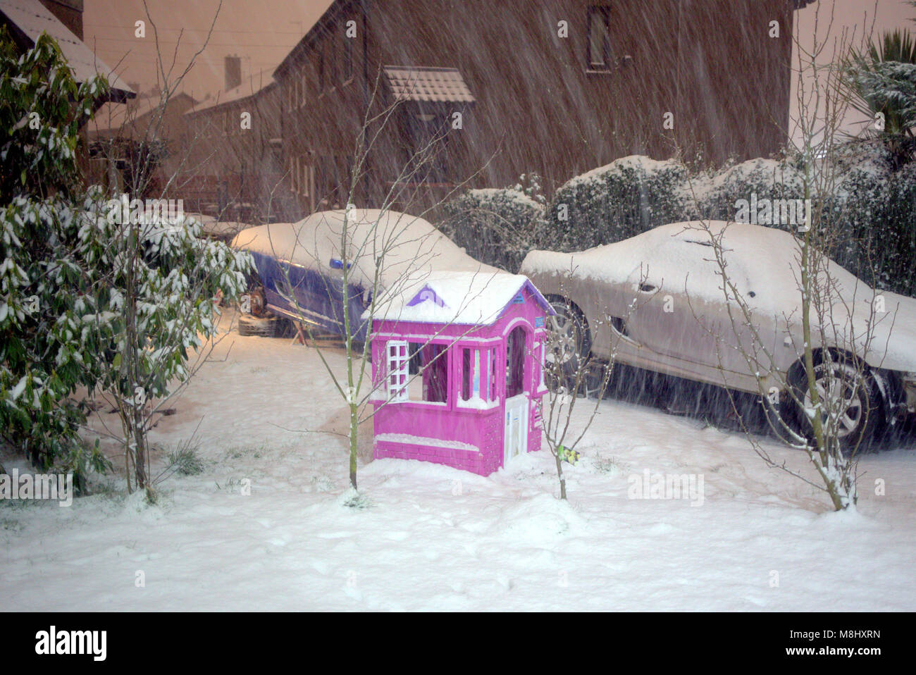 Glasgow, Scotland, Regno Unito 18 marzo/ UK Meteo: mini bestia da est o "wee bestia da est" infine realizzato in ad ovest del paese come la neve è scesa a Glasgow quando la temperatura è scesa per tutta la notte. Gerard Ferry/Alamy news Foto Stock