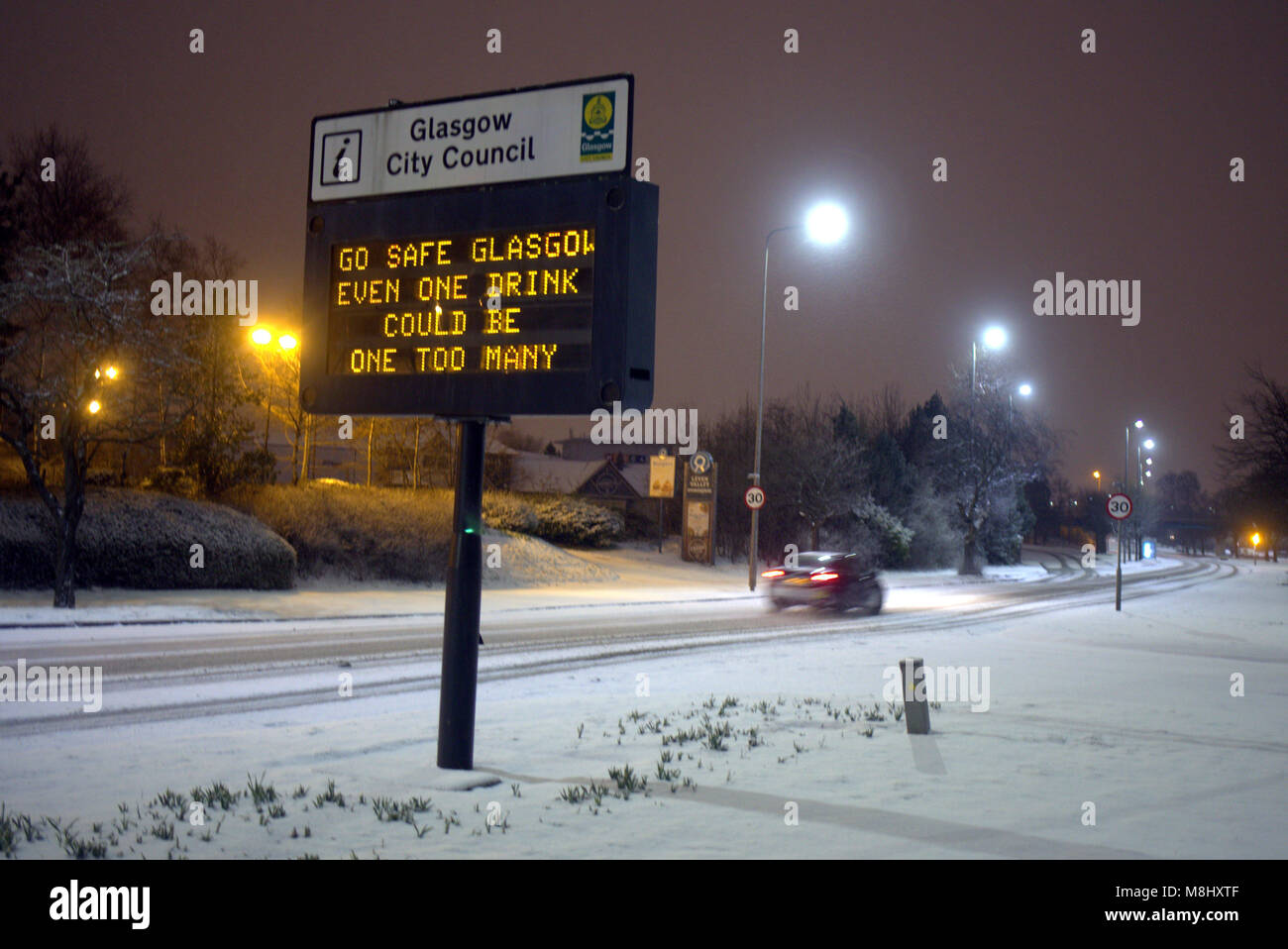 Glasgow, Scotland, Regno Unito 18 marzo/ UK Meteo: mini bestia da est o "wee bestia da est" infine realizzato in ad ovest del paese come la neve è scesa a Glasgow quando la temperatura è scesa per tutta la notte. Gerard Ferry/Alamy news Foto Stock