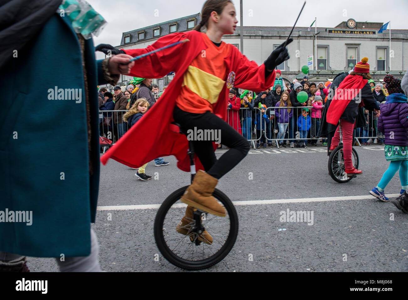 I partecipanti della sessione annuale della commissione per il giorno di San Patrizio parade celebrare l'Irlanda festa nazionale e il santo patrono dell'Irlanda Sabato, 17 marzo 2017, Galway, Irlanda.San Patrizio è festa nazionale dell'Irlanda e si svolge ogni anno il 17 marzo. La gente a organizzare sfilate e feste per tradizione la cultura irlandese che giorno. Il principale simbolo della cerimonia è shamrock e la tradizione è indossare abiti verdi come il verde è il colore nazionale dell'Irlanda. La festa di San Patrizio è speciale è celebrato in tutto il mondo. Credito: Szymon Barylski/Alamy Live News Foto Stock