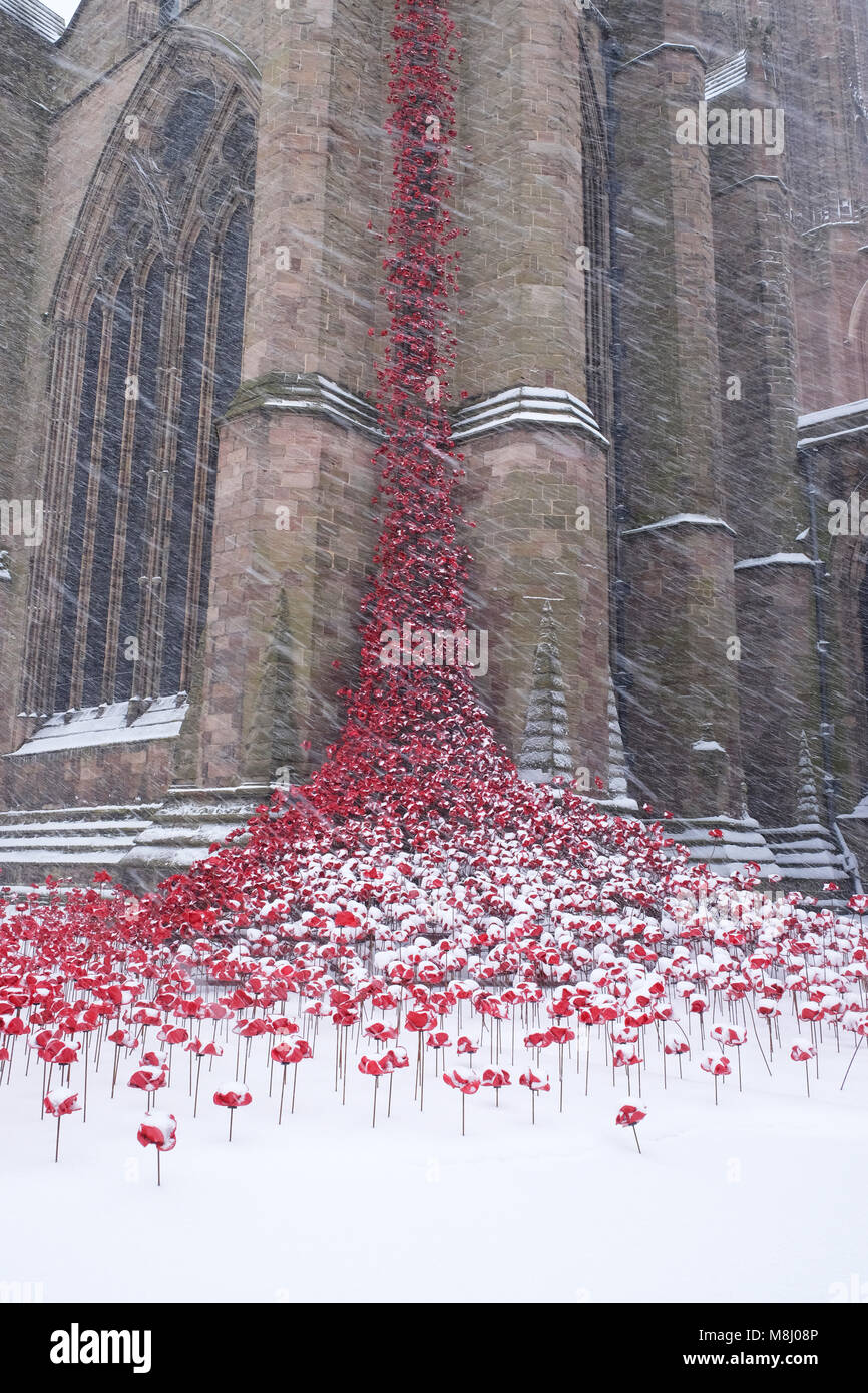 Hereford, Herefordshire, Regno Unito - Domenica 18 Marzo 2018 - La Cattedrale di Hereford nevicata durante la notte continua durante la Domenica mattina - la neve cade sul pianto Windows in ceramica tecnica di papavero installazione dell'artista Paolo Cummins che commemora il centenario di WW1 - Steven può /Alamy Live News Foto Stock