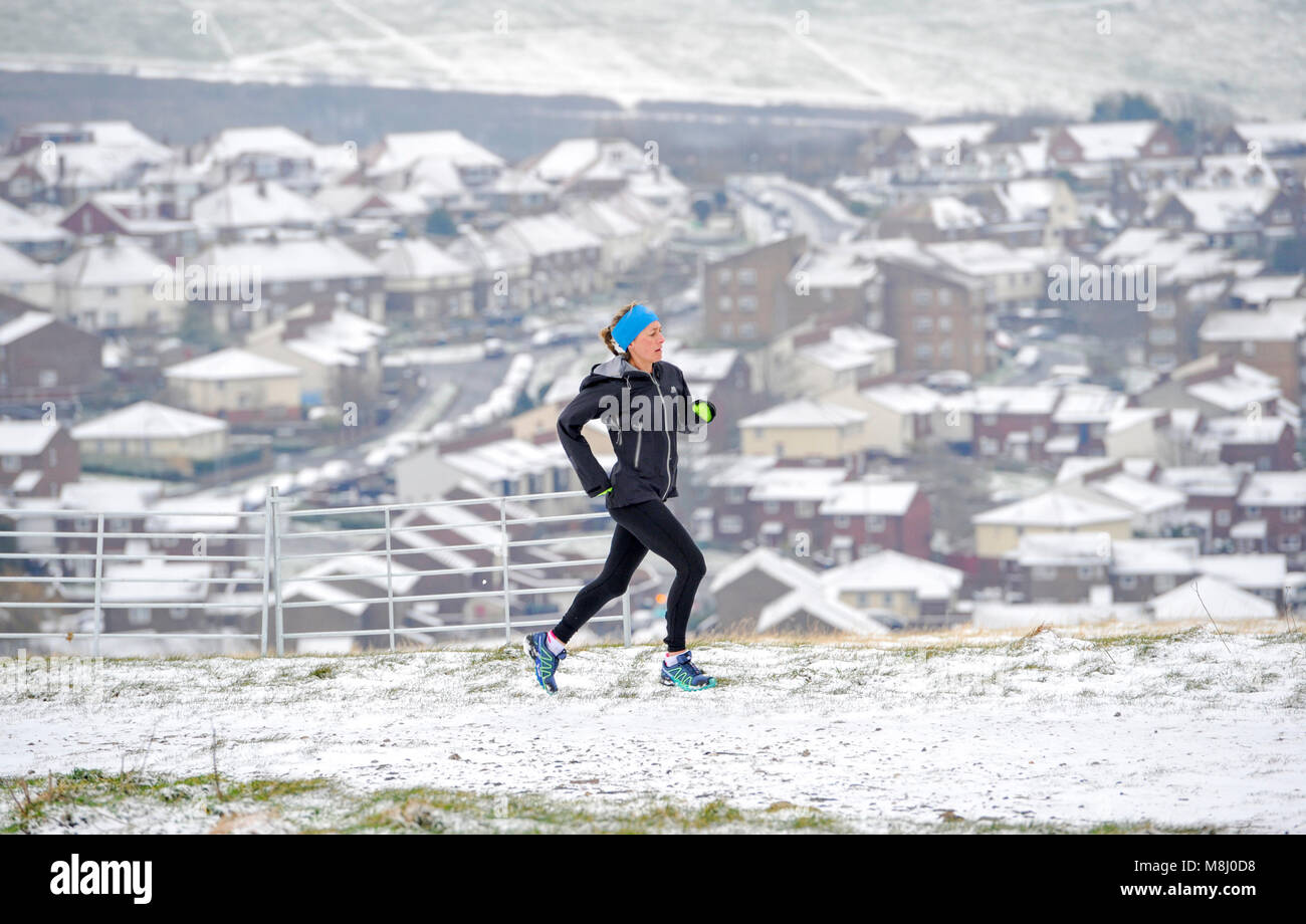Brighton Regno Unito 18 marzo 2018 - Una guida nella neve sulle colline sopra la Brighton questa mattina come un mini Bestia da est spazza la Gran Bretagna con più freddo previsioni del tempo per i prossimi giorni di credito: Simon Dack/Alamy Live News Foto Stock