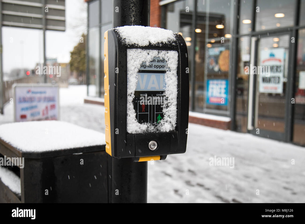 ​Anniesland, Glasgow, Regno Unito, domenica 18 marzo 2018. Meteo invernale torna a Glasgow come pesanti nevicate coprire Glasgow come il mini Bestia da est meteo passa davanti. © Garry Cornes / Alamy Live News Foto Stock