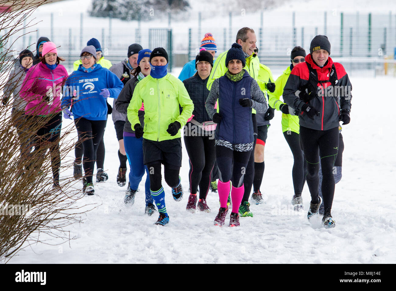 Chippenham, Regno Unito, 18 marzo, 2018. La neve non riesce a fermare un gruppo di corridori che godono di domenica mattina eseguito in Chippenham, Wiltshire. Credito: lynchpics/Alamy Live News Foto Stock