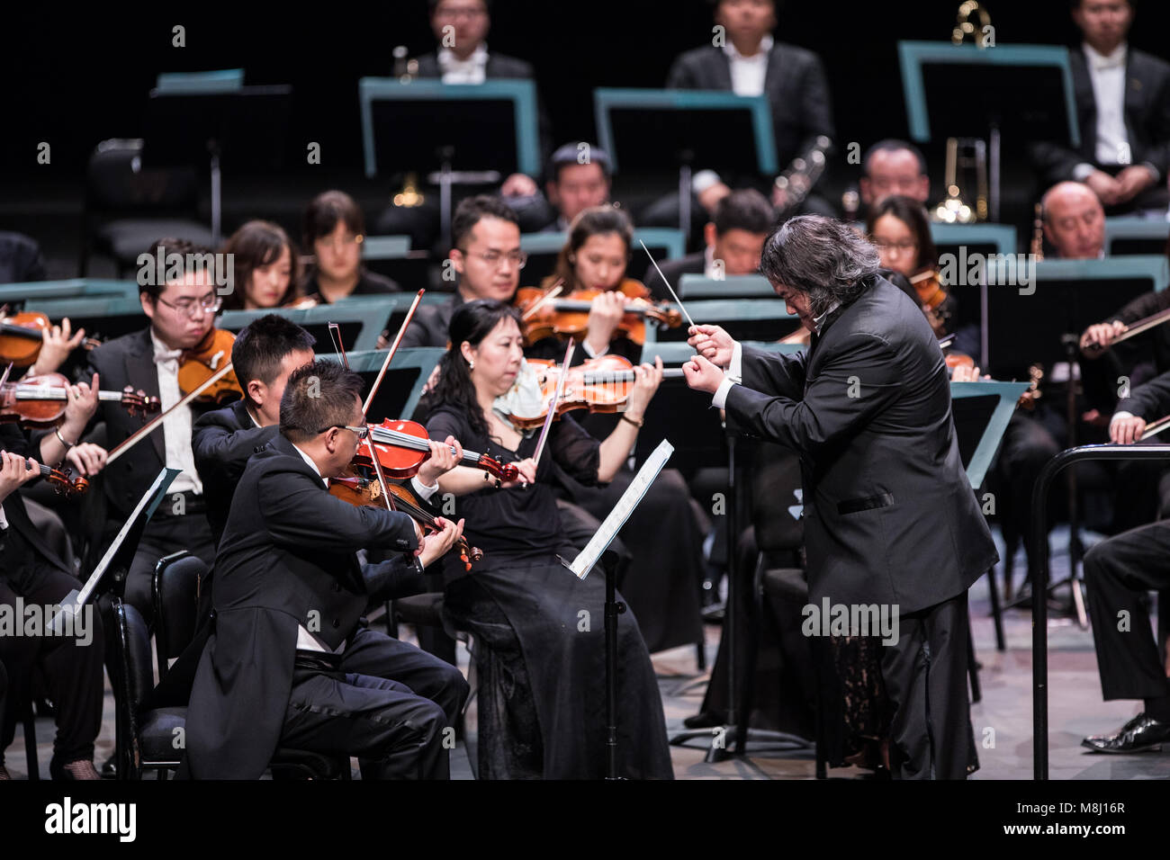 Kuala Lumpur, Malesia. Xvii Mar, 2018. Conduttore Muhai Tang (R) e musicisti della China National Symphony Orchestra eseguire durante il 'Cinghia e strada' Malaysia-China amicizia pianoforte sinfonia in concerto a Istana Budaya a Kuala Lumpur, Malesia, Marzo 17, 2018. Credito: Zhu Wei/Xinhua/Alamy Live News Foto Stock