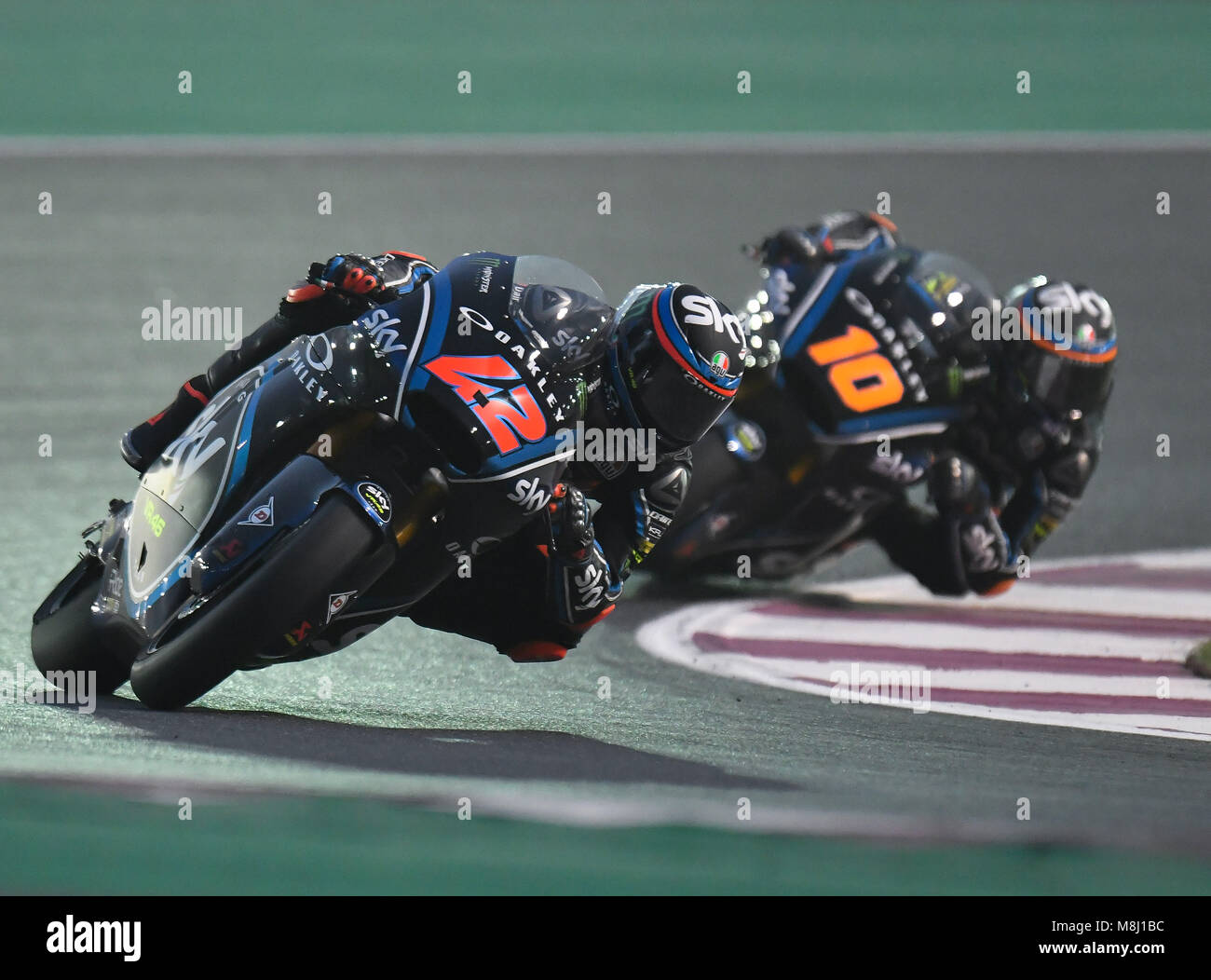 Doha in Qatar. Xvii Mar, 2018. Italiana Moto2 rider Francesco Bagnaia (L) di SKY Racing Team VR46 compete nella sessione di qualifica durante il 2018 MotoGP Grand Prix del Qatar nel circuito di Losail di Doha, capitale del Qatar, il 17 marzo 2018. Credito: Nikku/Xinhua/Alamy Live News Foto Stock