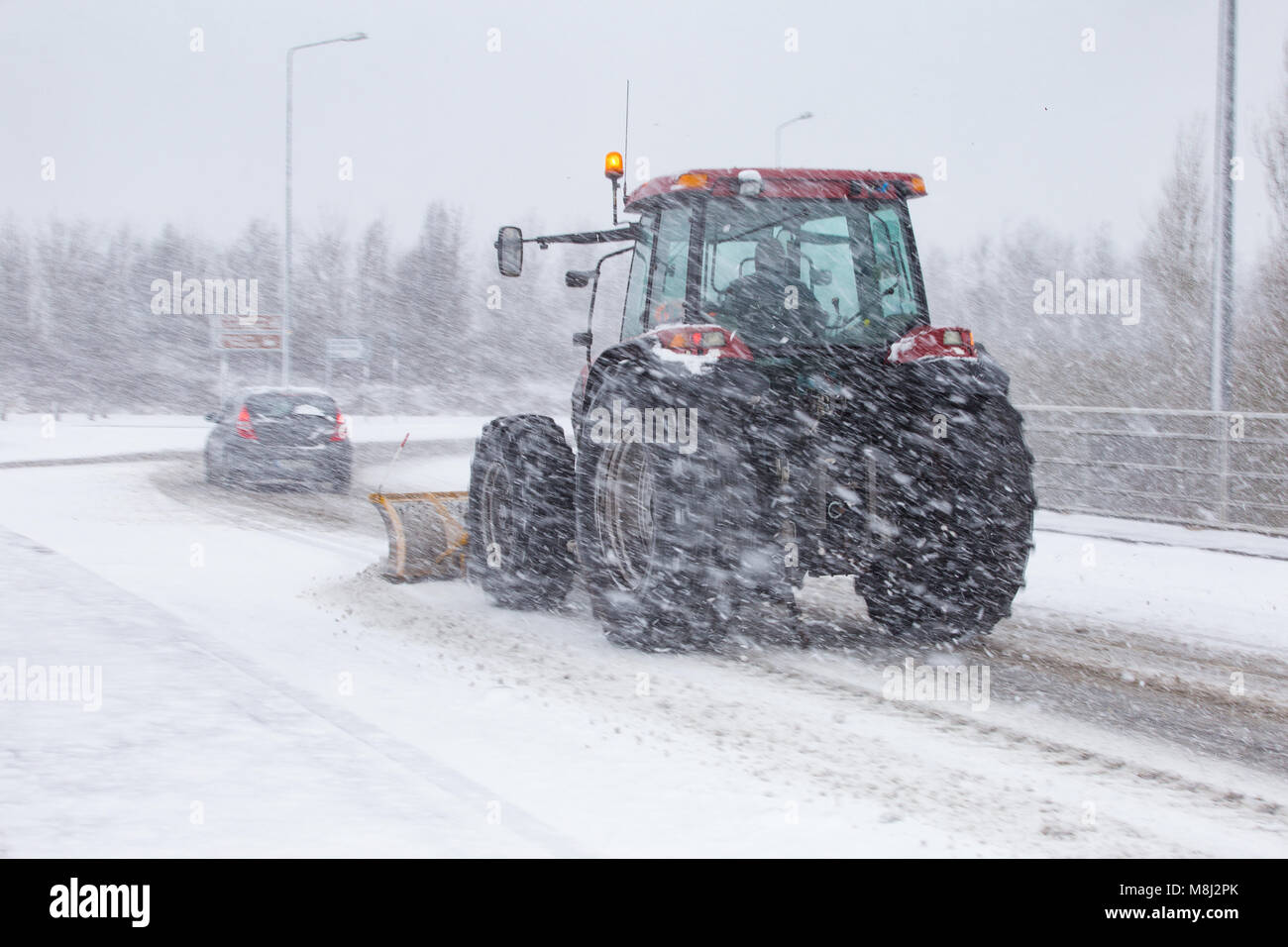 Celbridge, nella contea di Kildare, Irlanda. Xviii Mar, 2018. Il trattore spazza la neve come condizioni di guida a deteriorarsi a causa di condizioni di forte neve cade sulla N4 strada vicino a Celbridge, nella contea di Kildare, Irlanda Foto Stock