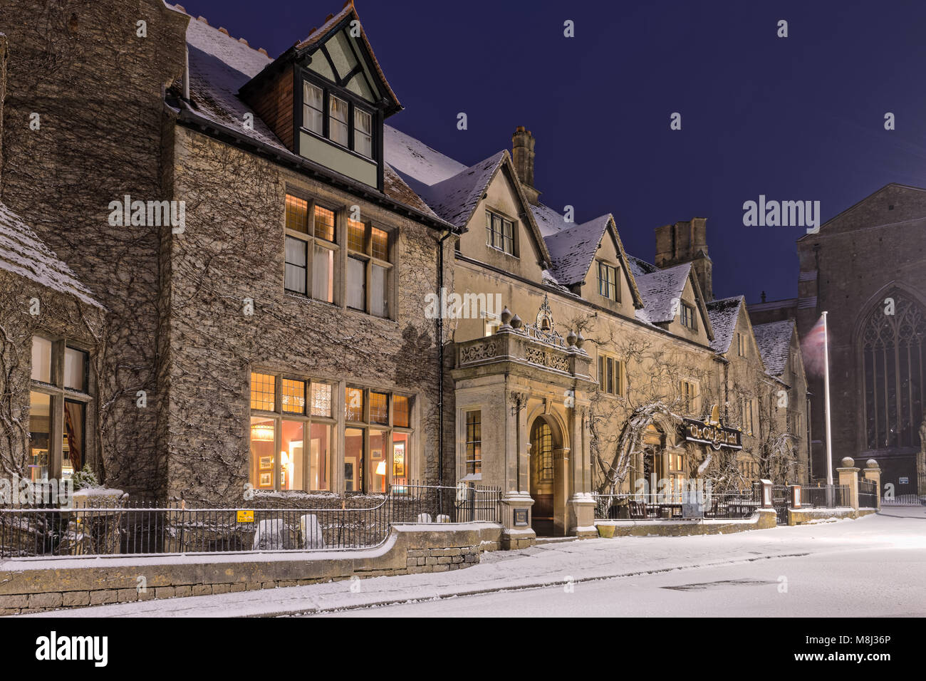 Regno Unito - Previsioni del tempo - il 'Old Bell', Inghilterra del più antico hotel, nel Wiltshire città di Malmesbury, è coperto da una spolverata di neve come wintery tornare a condizioni di Sud Ovest dell'Inghilterra. Credito: Terry Mathews/Alamy Live News Foto Stock