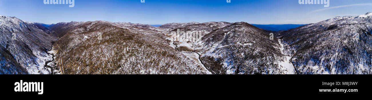 Antenna di ampio panorama di Thredbo valley , città, la strada e il fiume con 360 gradi vista sulla coperta di neve cime delle montagne innevate in NSW, Austral Foto Stock