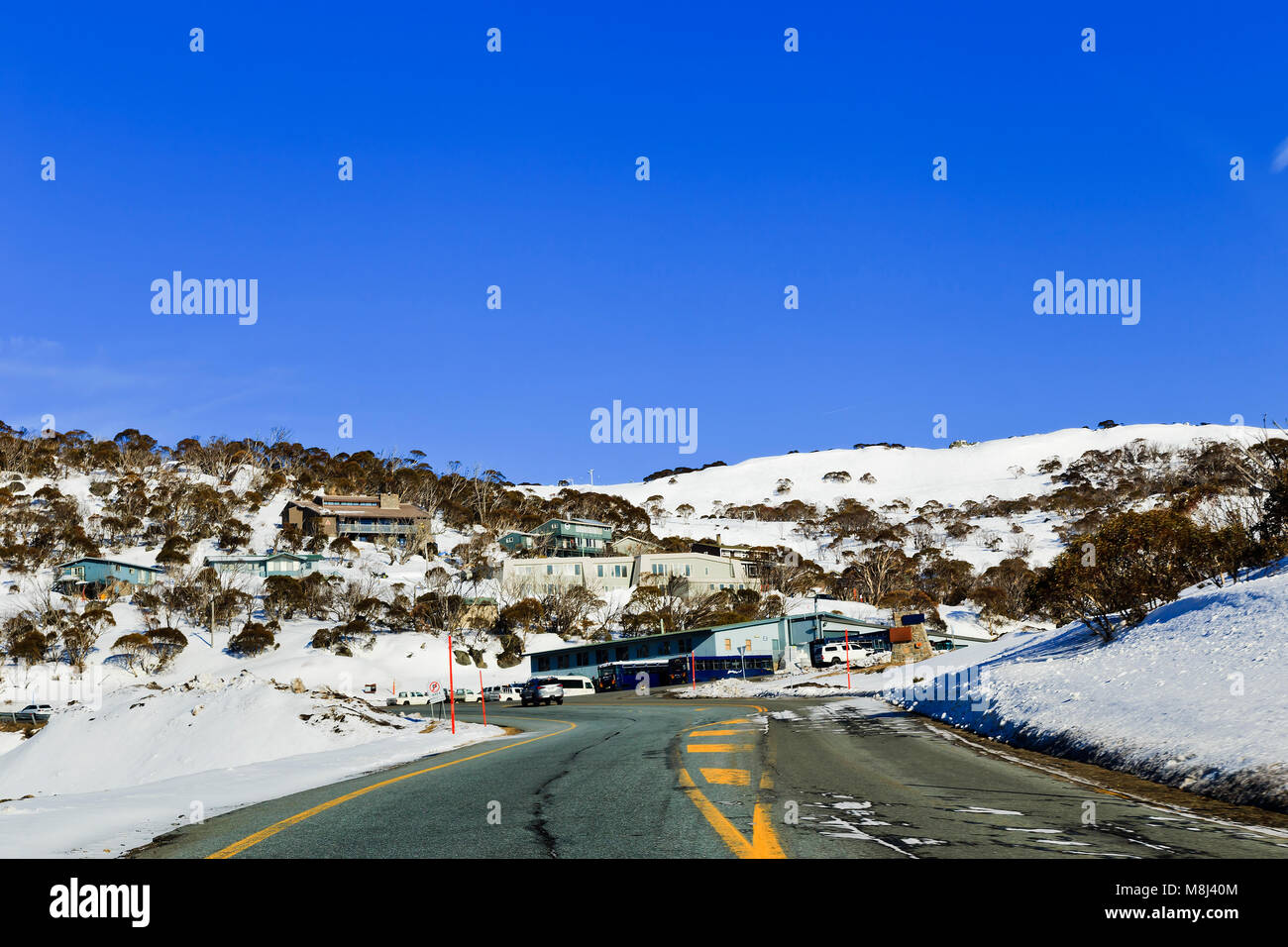 Ingresso alla valle Perisher in alta montagna innevata - popolare Australiana inverno ski resort con un sacco di neve e di un alloggio comodo per turi Foto Stock