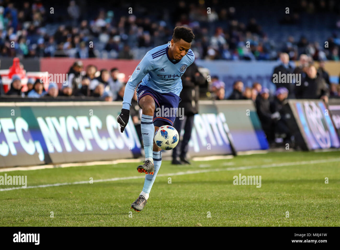 NYCFC vs. città di Orlando SC azione allo Yankee Stadium il 17 marzo 2018. NYCFC ha vinto 2-0. Alexander Callens (6) controlla la sfera. Foto Stock