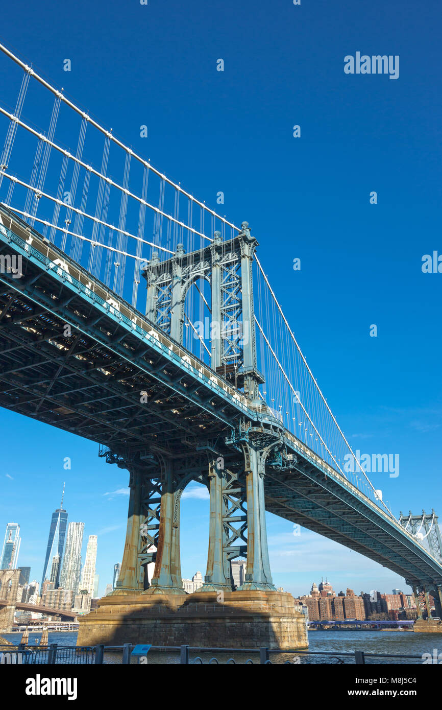 MANHATTAN BRIDGE (©GUSTAV LINDENTHAL 1909) skyline del centro EAST RIVER BROOKLYN NEW YORK CITY USA Foto Stock