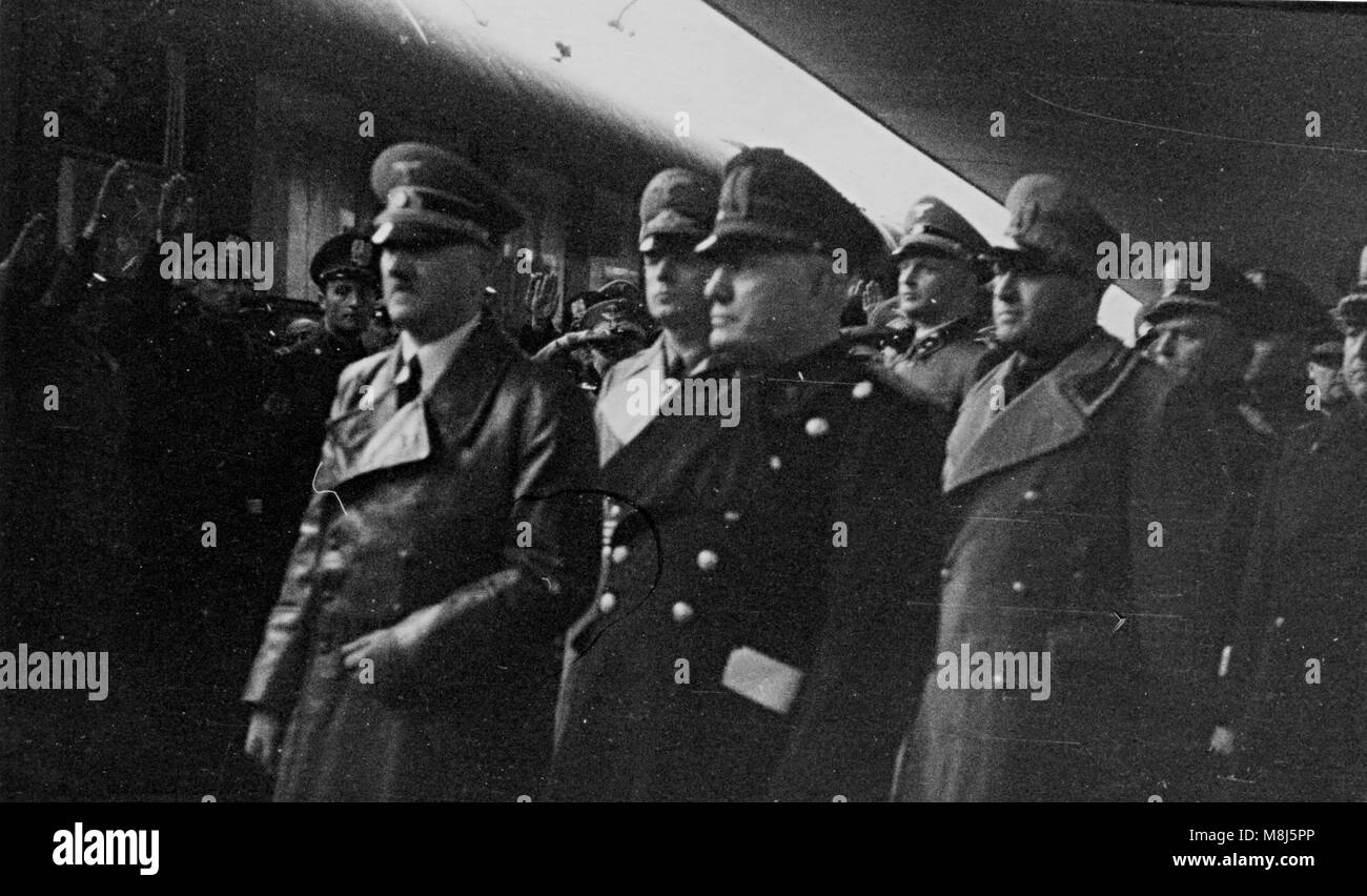 Foto storiche della Seconda guerra mondiale: Hitler e Mussolini, Ribbentropp, Ciano, Starace, Bottai visitando Florenz, Italia - Maggio 9, 1938 Foto Stock