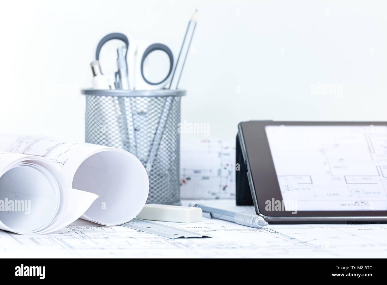 Blueprint, stazionario impostato, tablet PC sulla scrivania di legno. lavoro di architetto. Foto Stock