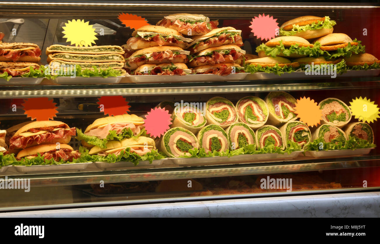 Vetrina con molti panini con prosciutto formaggio lattughe e altro  ingrediente per la vendita presso il bar Foto stock - Alamy
