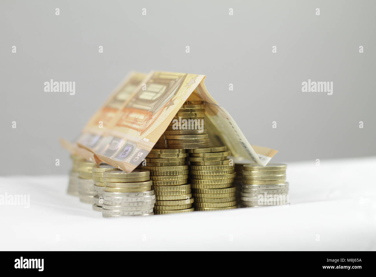 Casa fatta di denaro - ipoteca, noleggiare e investimenti in immobili Foto Stock