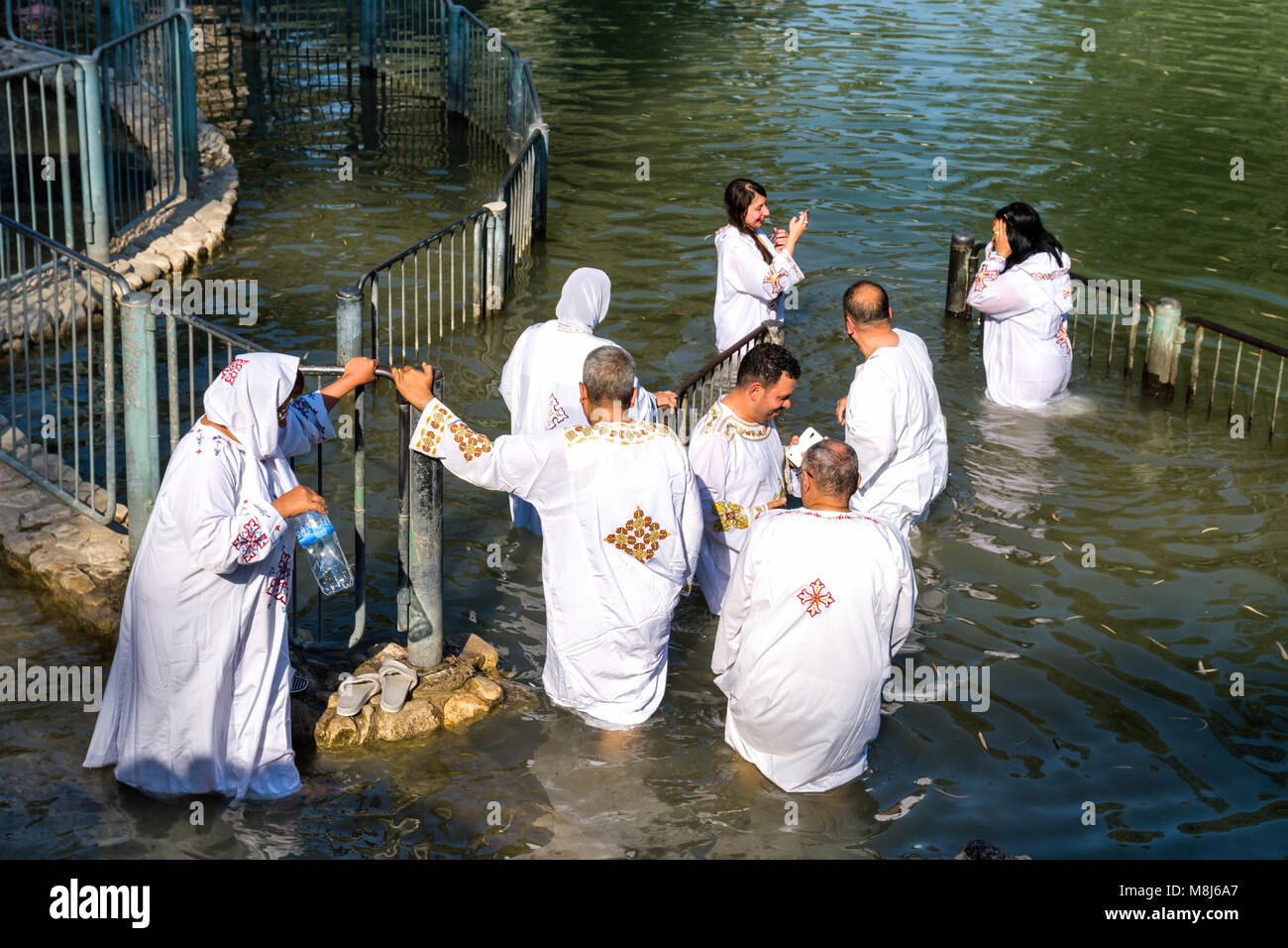 La Giordania, Israele - 21 Aprile 2017: Unidentified pellegrini cristiani di massa durante la cerimonia di battesimo presso il fiume Giordano nel nord di Israele (Yardenit battesimale, Foto Stock