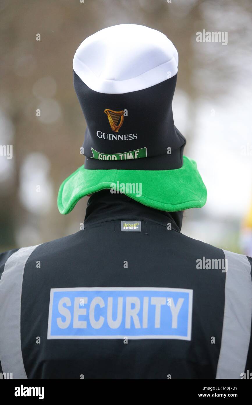 Una guardia di sicurezza indossa un cappello Guinness su il giorno di San Patrizio Foto Stock