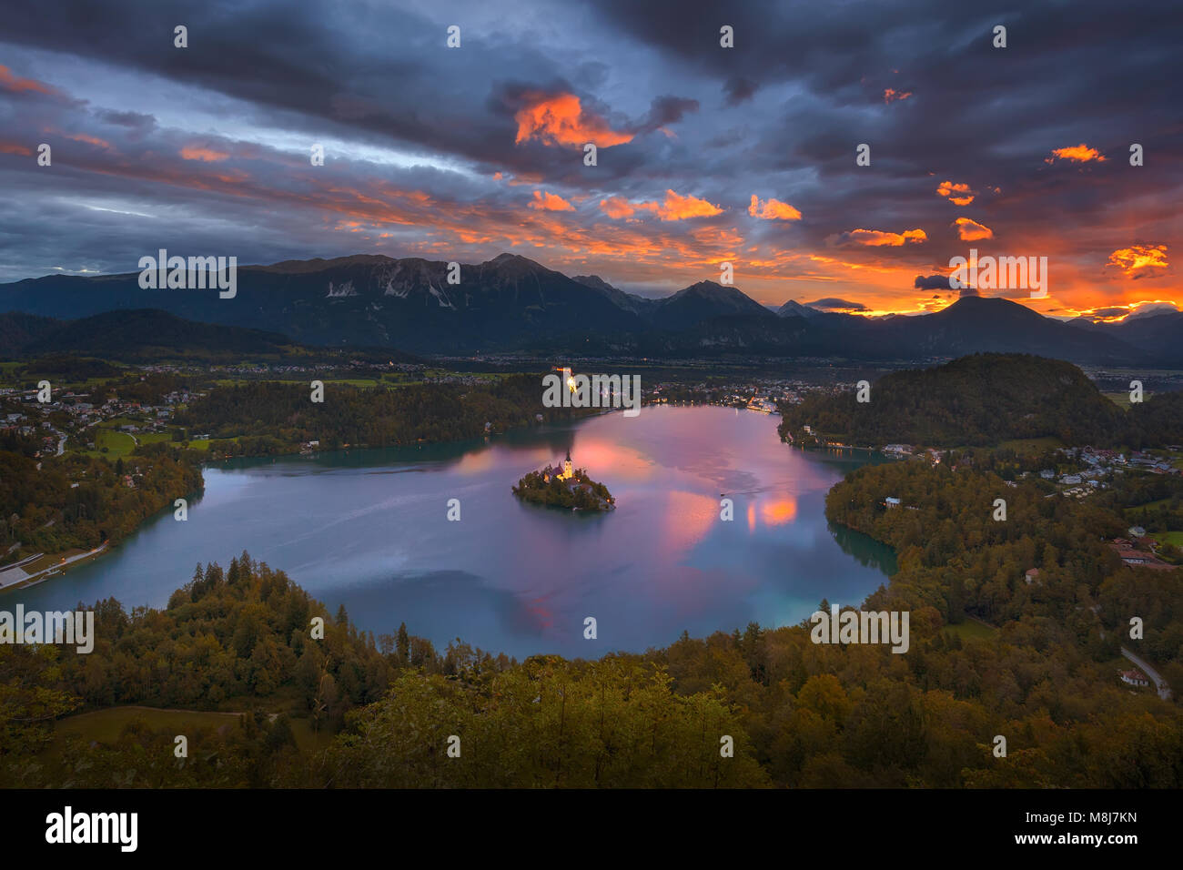 Bella vista sulla famosa montagna lago di Bled all'alba dal di sopra in Slovenia, l'Europa. Foto Stock