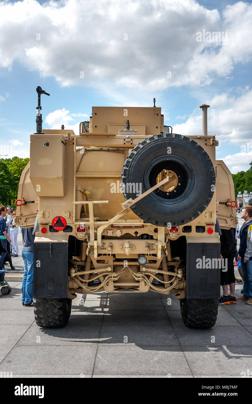 Varsavia, Polonia - 08 maggio, 2015: Oshkosh M-ATV vista posteriore della miniera-resistente imboscata veicolo protetto. Celebrazioni pubbliche del settantesimo anniversario della fine del W Foto Stock