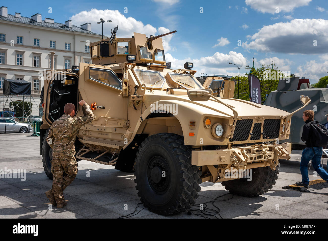 Varsavia, Polonia - 08 maggio, 2015: Oshkosh M-ATV con un presidiato di torretta mitragliatrice, miniera-resistente veicolo. Celebrazioni pubbliche del settantesimo anniversario della fine Foto Stock