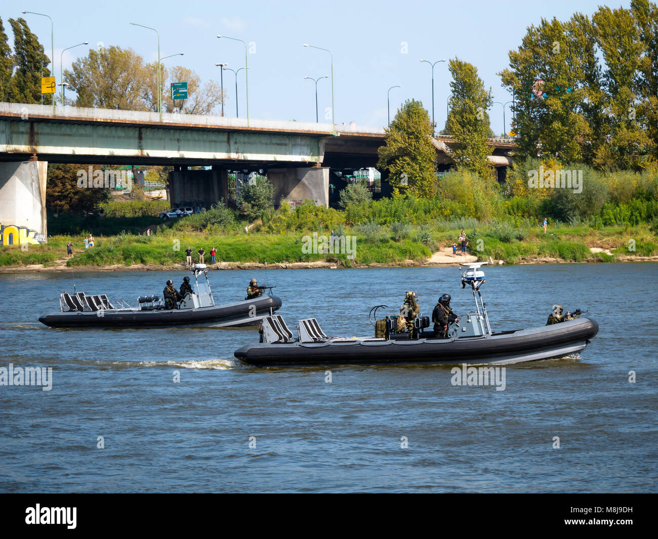 Il polacco GROM forze speciali di preparazione per salire a bordo di un battello con terroristi di galleggianti sul fiume Vistola. Varsavia, Polonia - 13 settembre 2014 Foto Stock