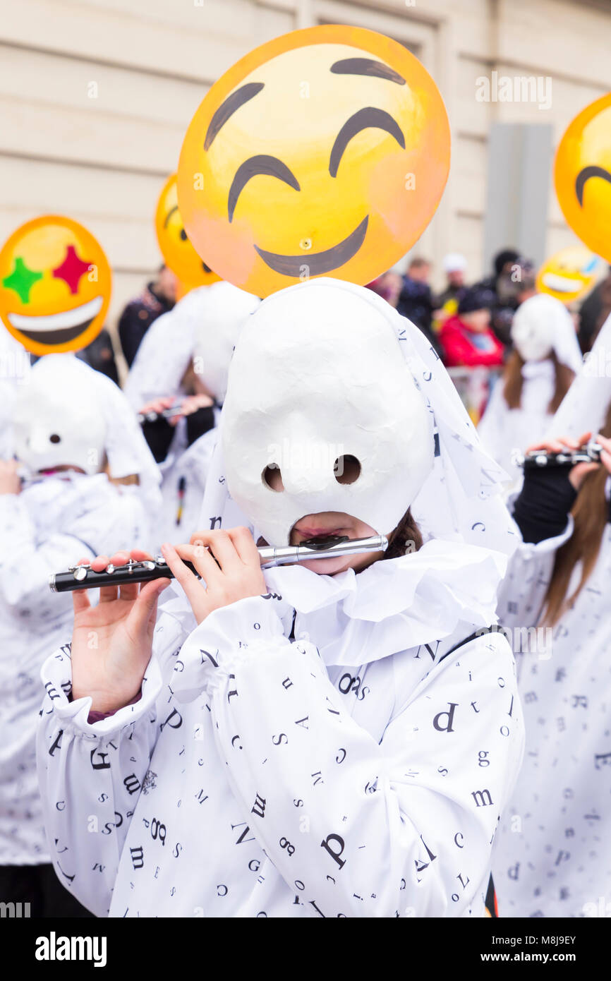 Steinenberg, Basilea, Svizzera - Febbraio 19th, 2018. Ritratto di un singolo partecipante di carnevale in costume bianco giocando piccolo flauto Foto Stock