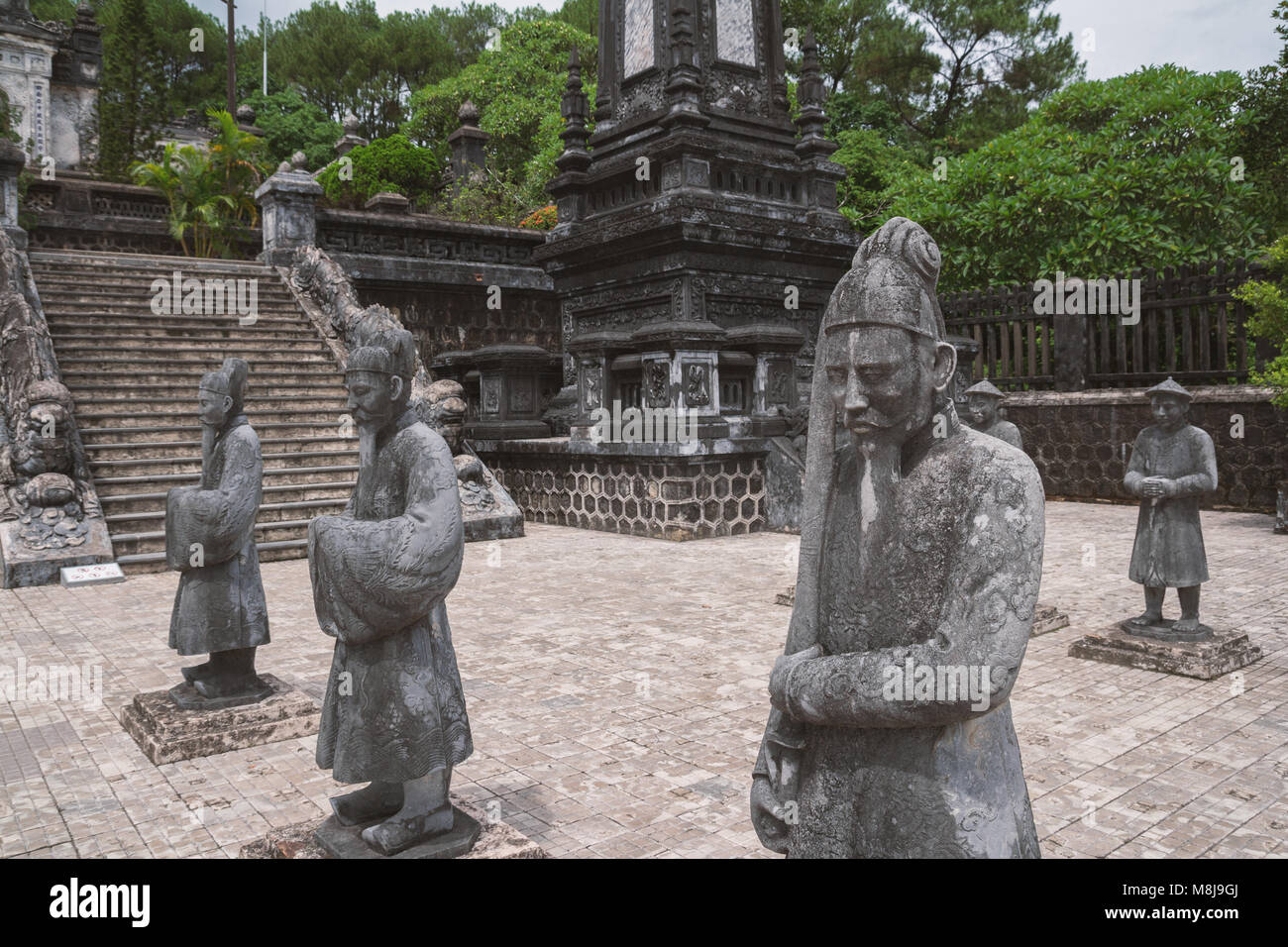 Statue in Khai Dinh tomba di Hue Vietnam Foto Stock